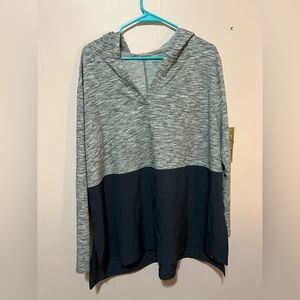 LIVI ACTIVE (LANE BRYANT) Ladies Size; 14/16 GRAY & WHITE LONG SLEEVE HOODED TOP